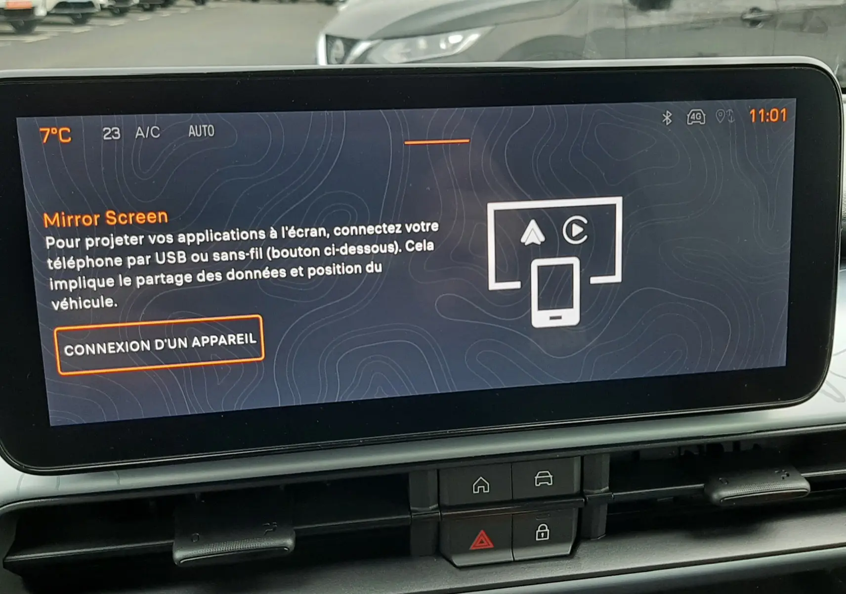 Vue intérieure centrée sur l'écran tactile du tableau de bord du Jeep Avenger 2025, avec instructions Mirror Screen affichées.