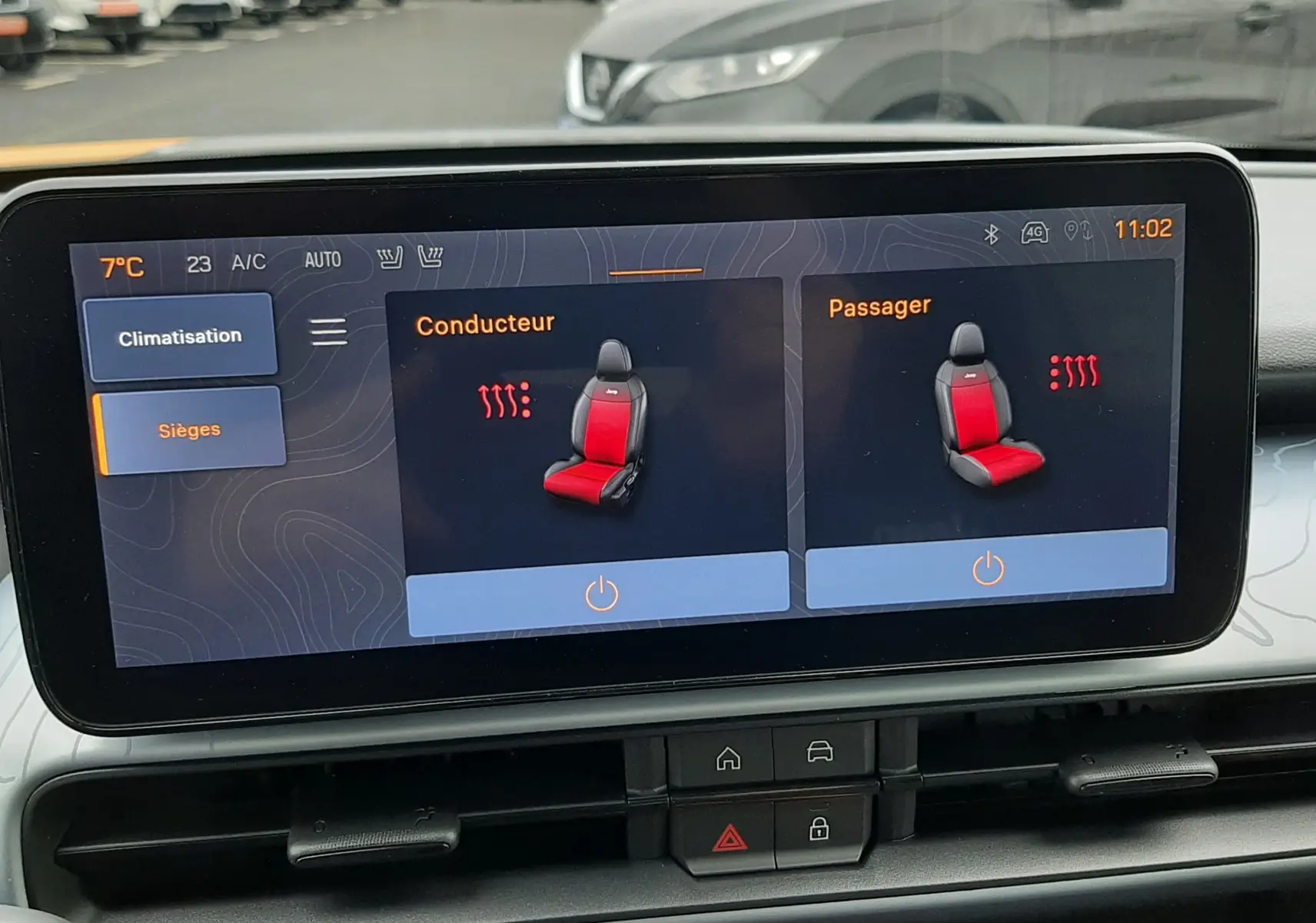 Écran tactile intérieur du Jeep Avenger 2025 montrant le réglage des sièges chauffants conducteur et passager.