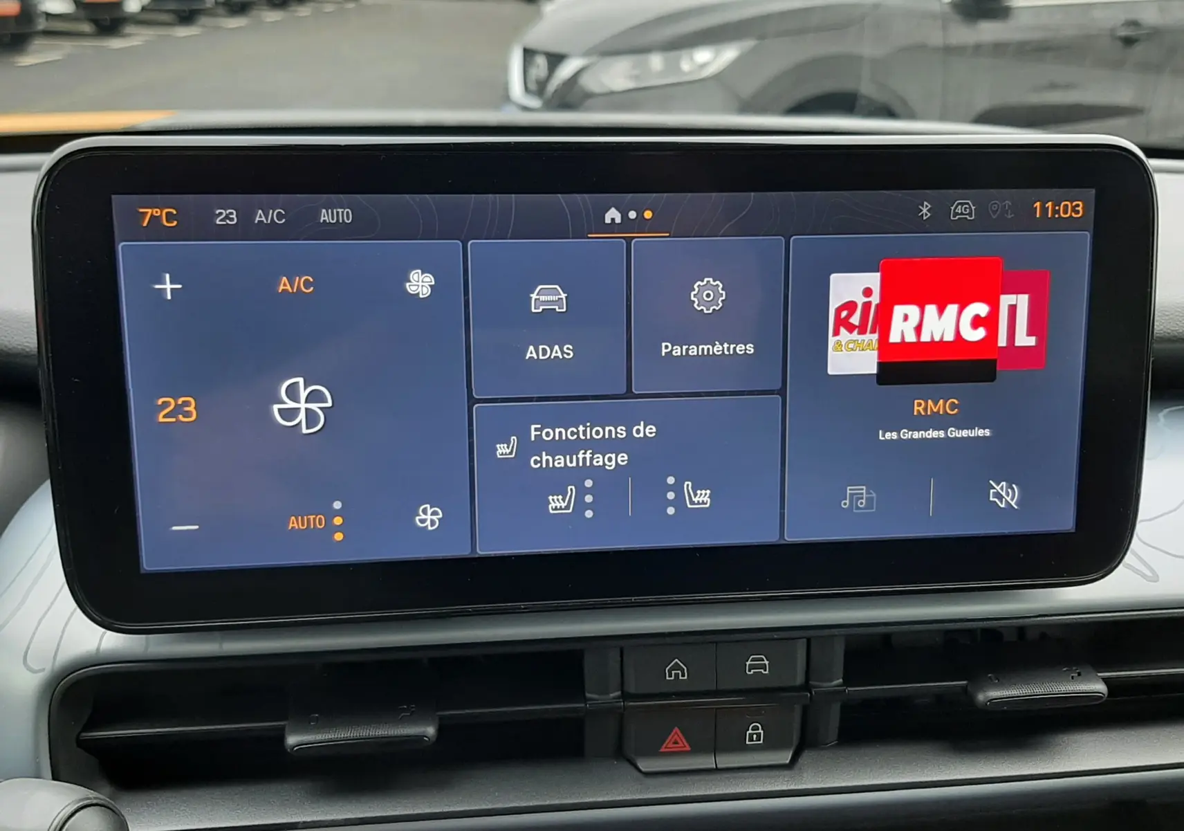 Écran tactile central du tableau de bord du Jeep Avenger 2025, affichant la climatisation et les options de chauffage.