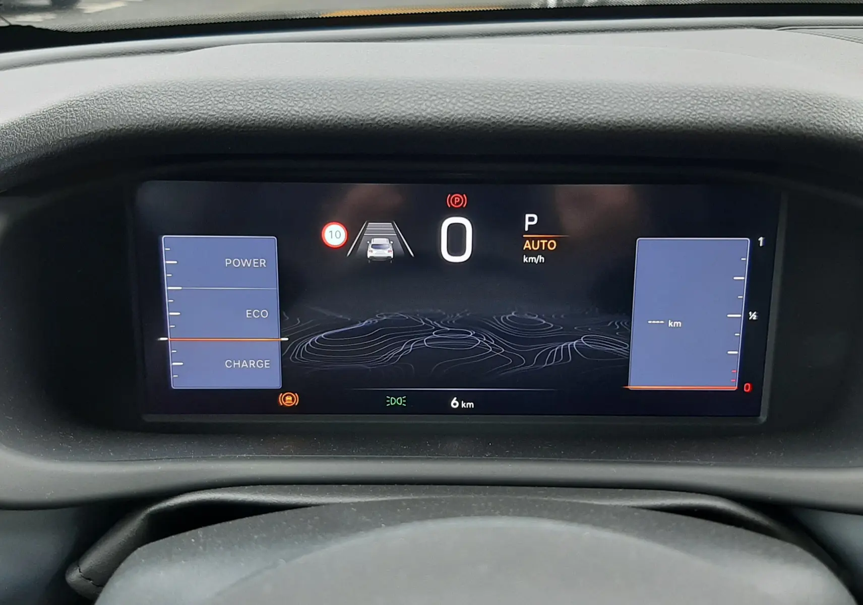 Vue de face du tableau de bord numérique du Jeep Avenger 2025, affichage de la vitesse et modes de conduite.