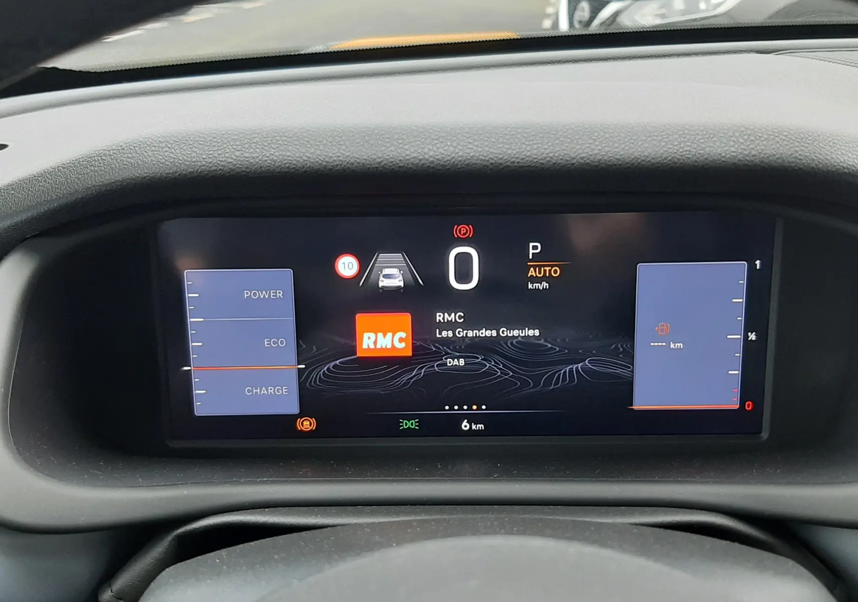 Vue rapprochée du tableau de bord numérique du Jeep Avenger 2025, affichant la vitesse, mode éco et radio RMC.