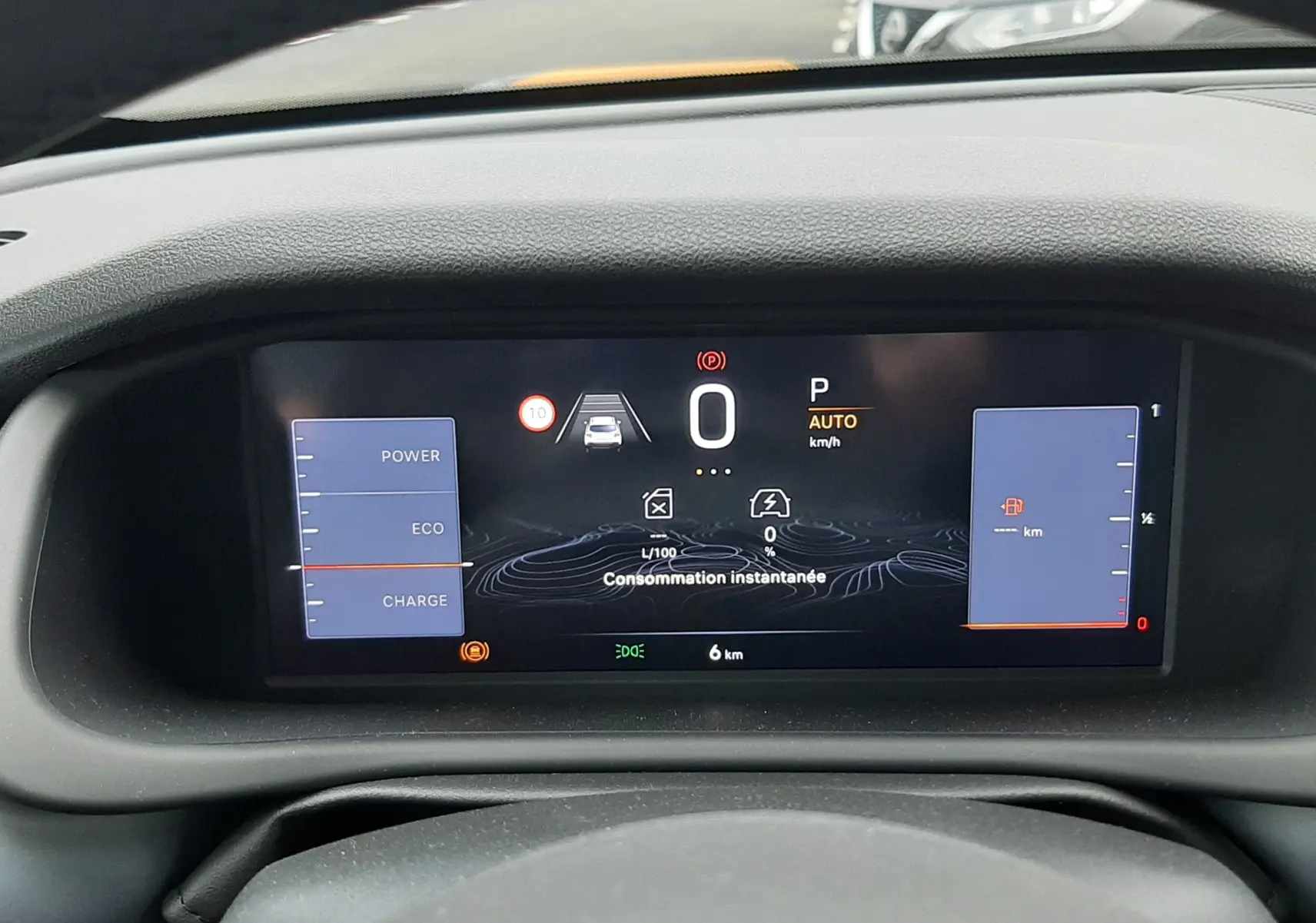 Vue rapprochée du tableau de bord numérique du Jeep Avenger 2025, affichant la consommation instantanée et les modes de conduite.