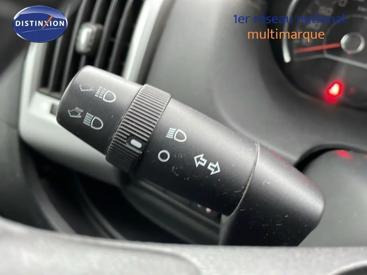 Gros plan sur la commande des clignotants et phares du Fiat Ducato Fourgon blanc, intérieur tableau de bord.