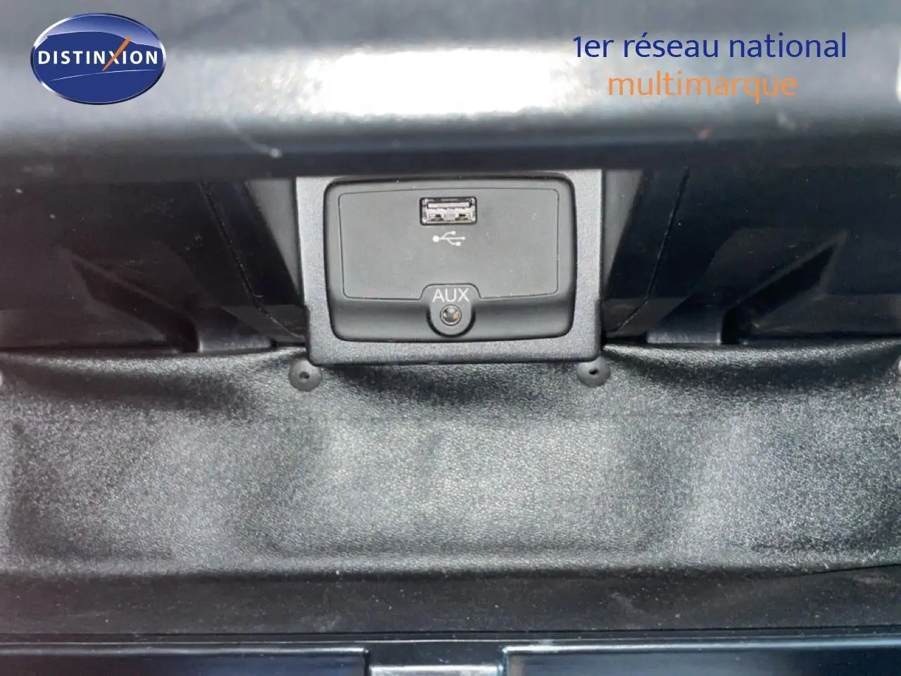 Gros plan sur la prise USB et port AUX du tableau de bord du FIAT Ducato Fourgon blanc, version 2014.