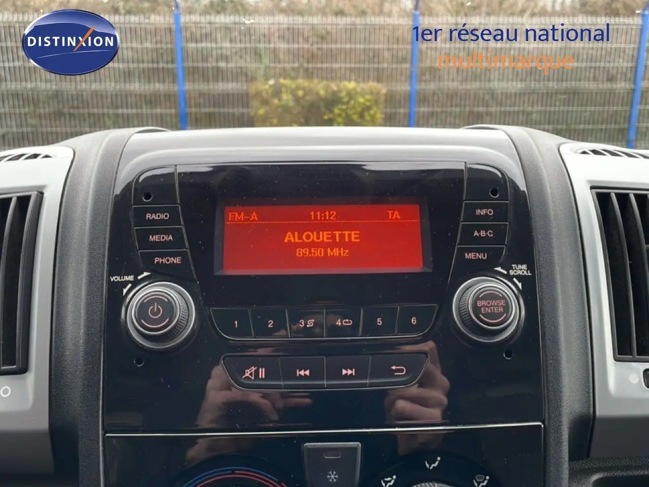 Vue rapprochée du tableau de bord du Fiat Ducato Fourgon 2014, écran radio affichant la station Alouette.