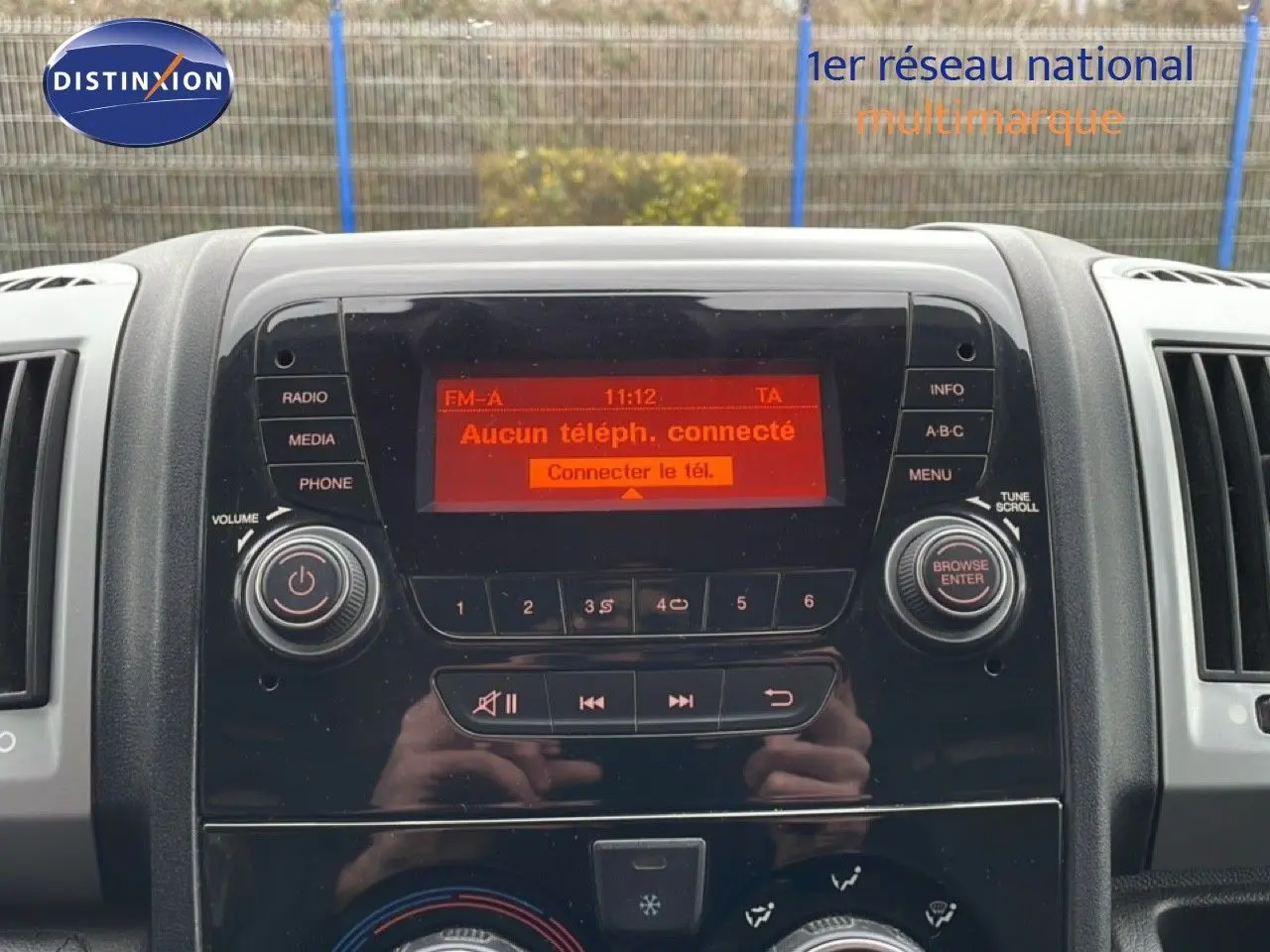 Vue rapprochée du tableau de bord noir du Fiat Ducato Fourgon 2014 avec écran radio affichant "Aucun téléph. connecté".