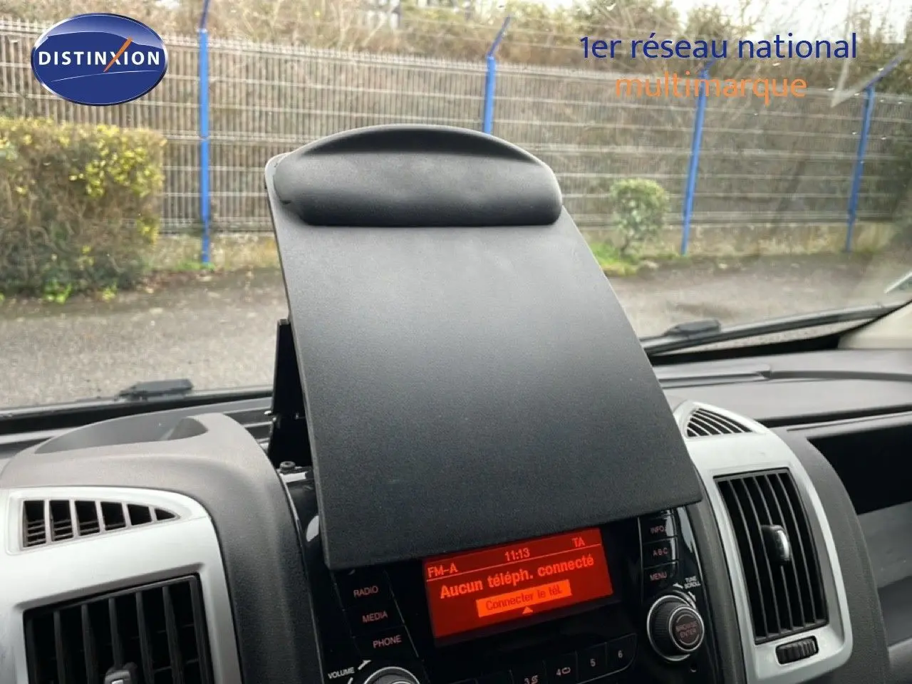 Vue intérieure du tableau de bord du Fiat Ducato Fourgon blanc 2014, avec écran central et console ouverte.