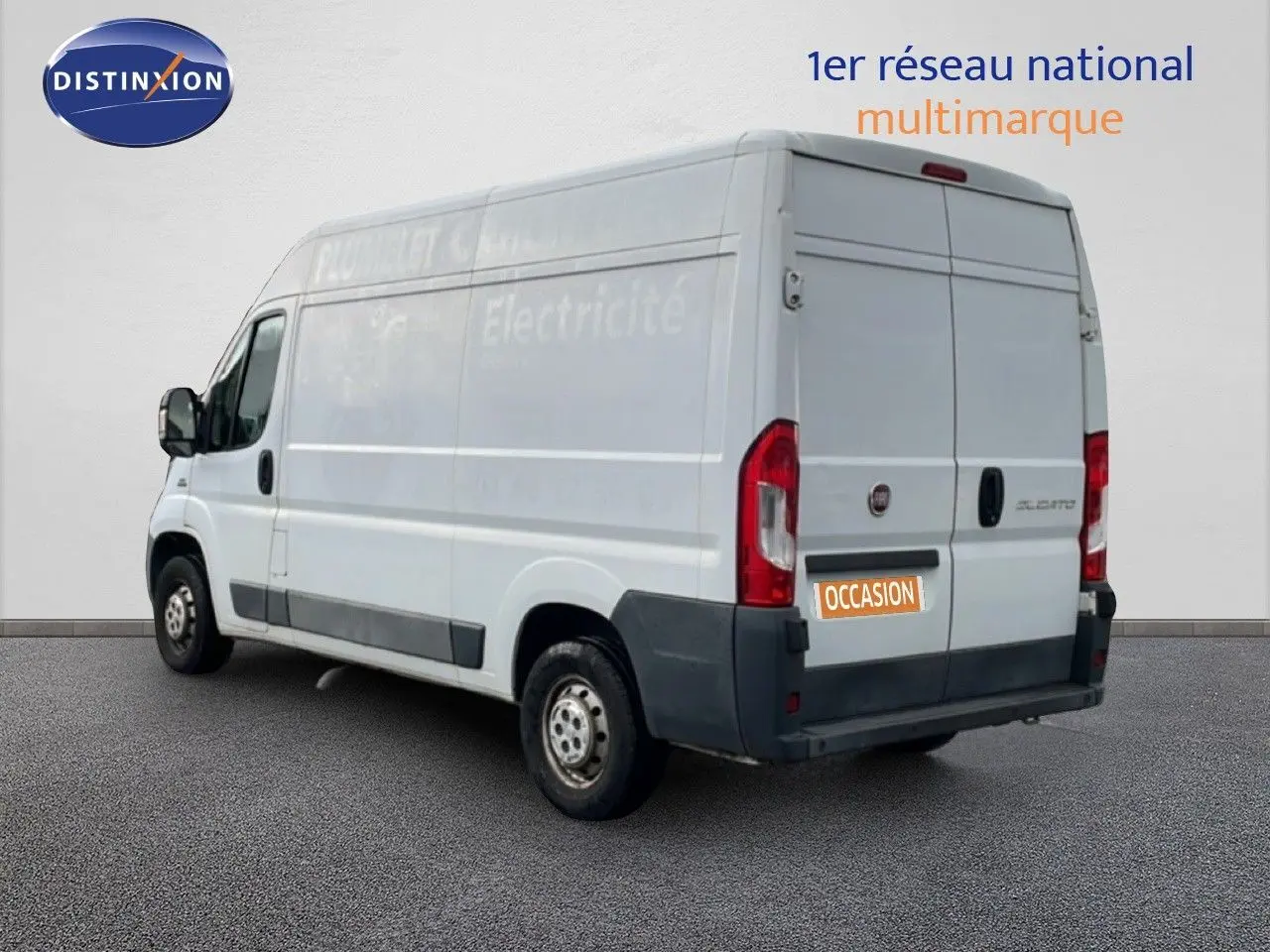 Vue 3/4 arrière droite d’un FIAT Ducato Fourgon blanc de 2014 avec marquage publicitaire effacé sur la carrosserie.