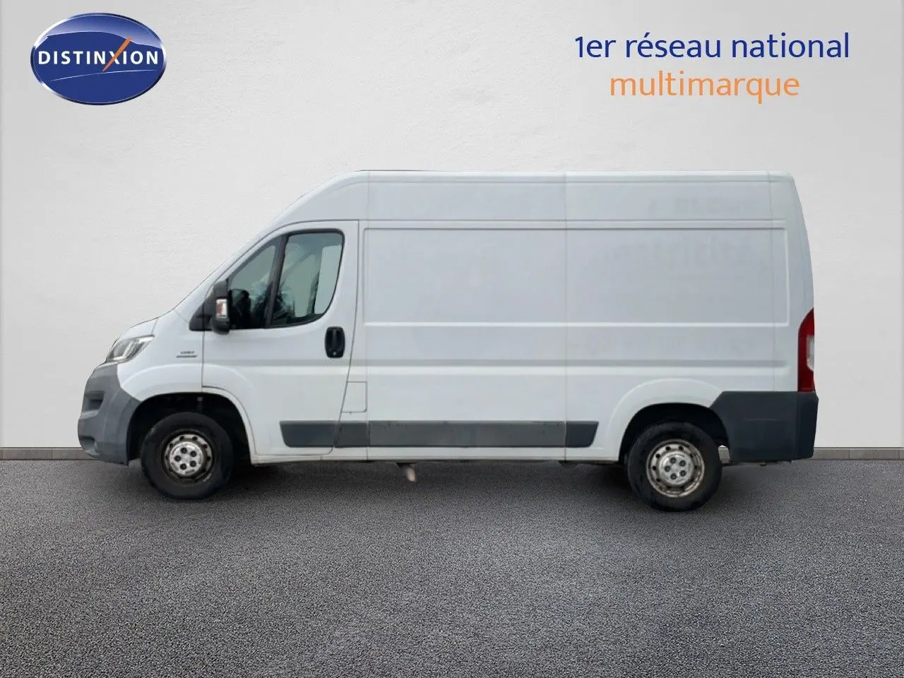 Vue de profil côté gauche d’un FIAT Ducato Fourgon blanc de 2014 avec bas de caisse et pare-chocs noirs.