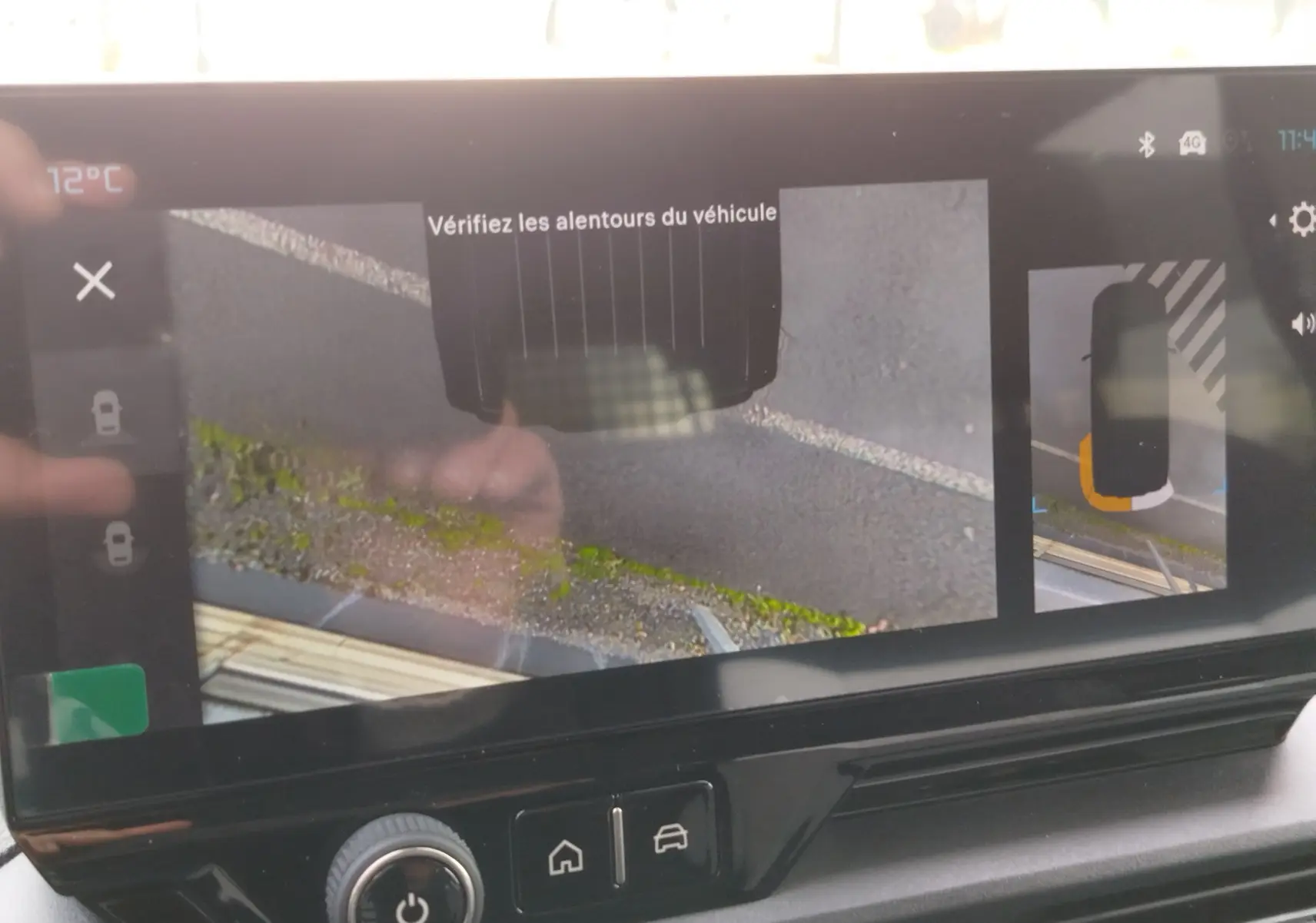 Écran de caméra de recul du Citroën Berlingo bleu Kiarma montrant l'arrière et les alentours du véhicule en stationnement.