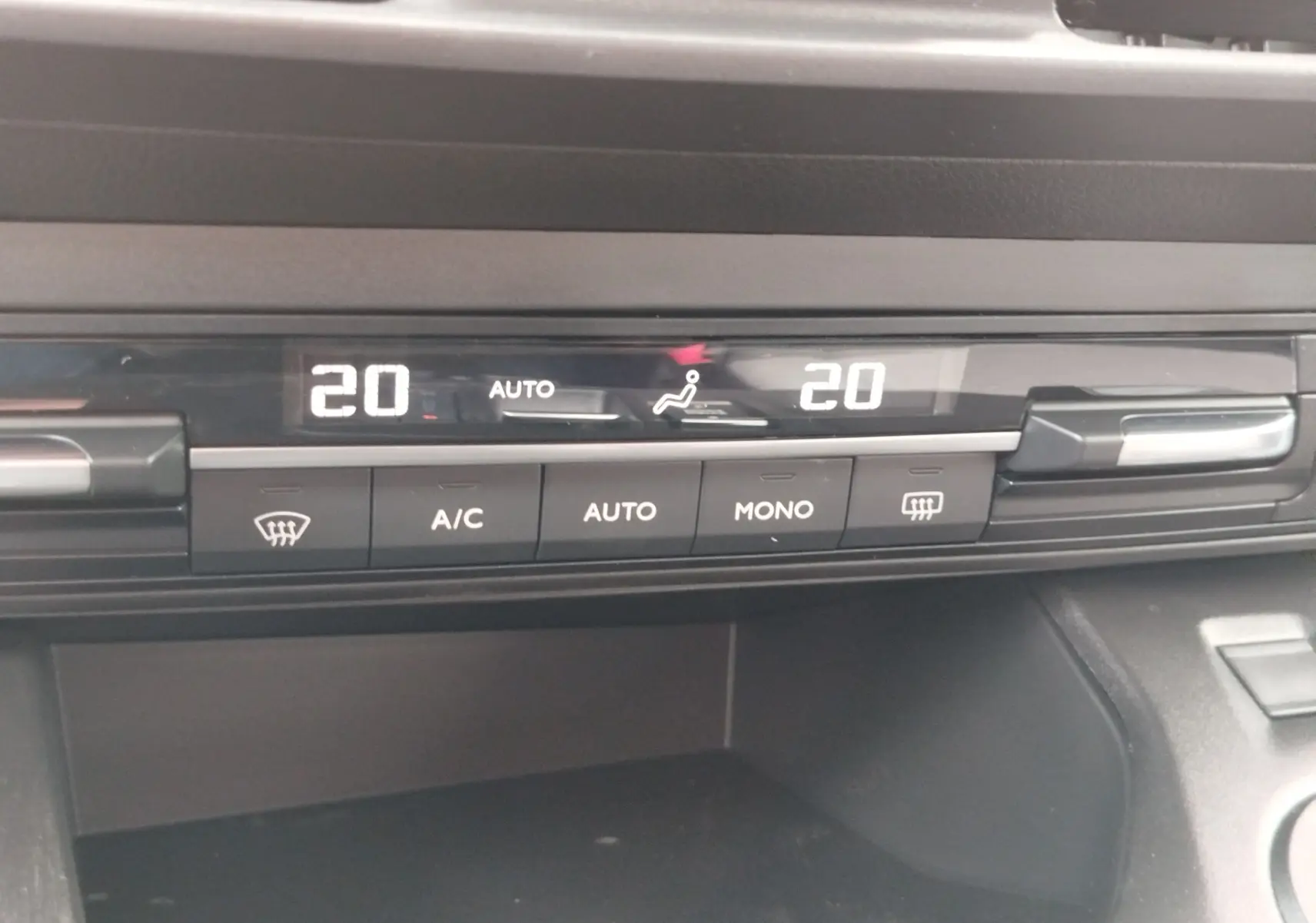 Détail du tableau de bord du Citroën Berlingo 2025, affichage digital de la climatisation à 20°C en mode auto.