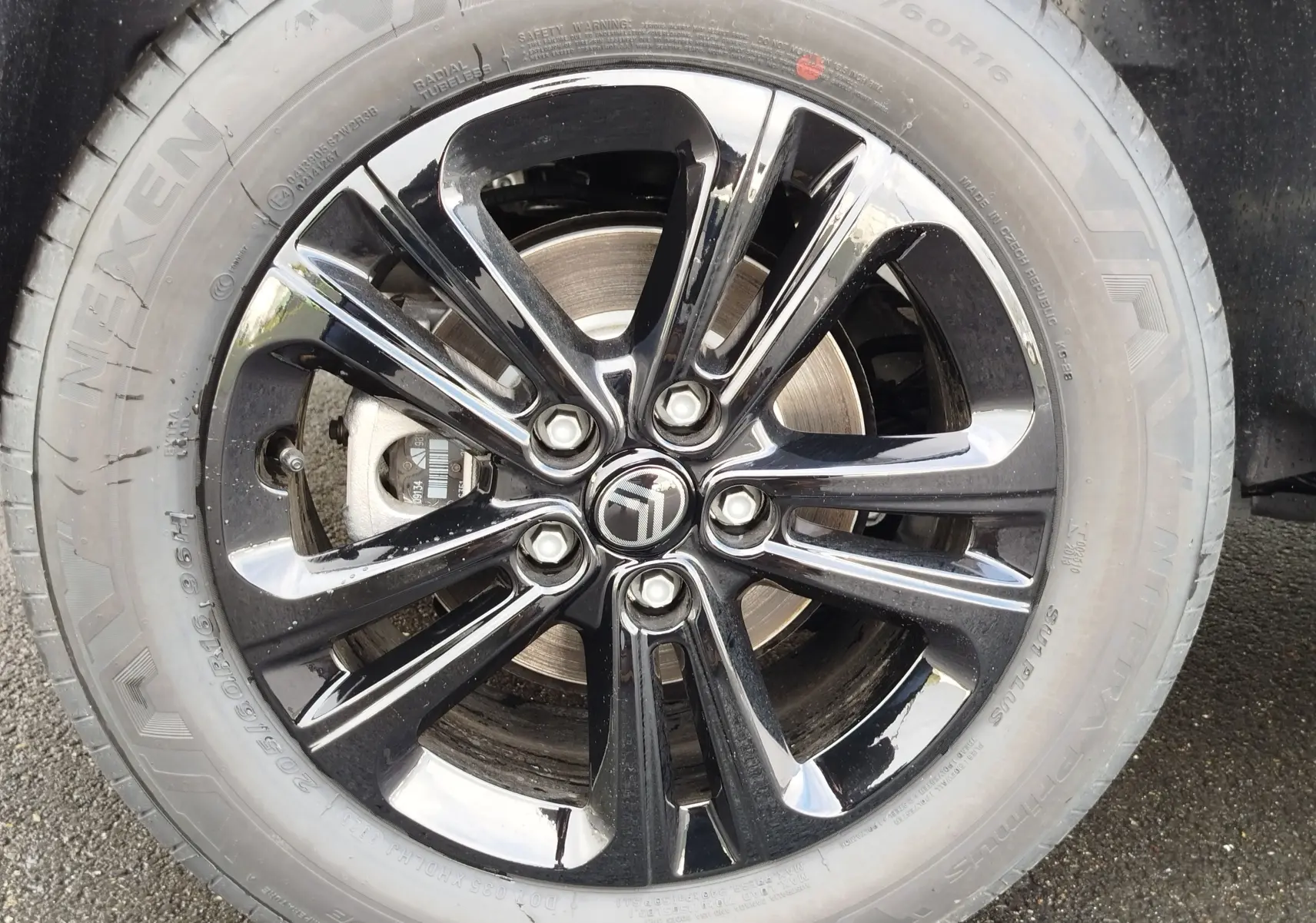 Gros plan sur la jante noire brillante de la roue avant droite du Citroën Berlingo Bleu Kiarma 2025.