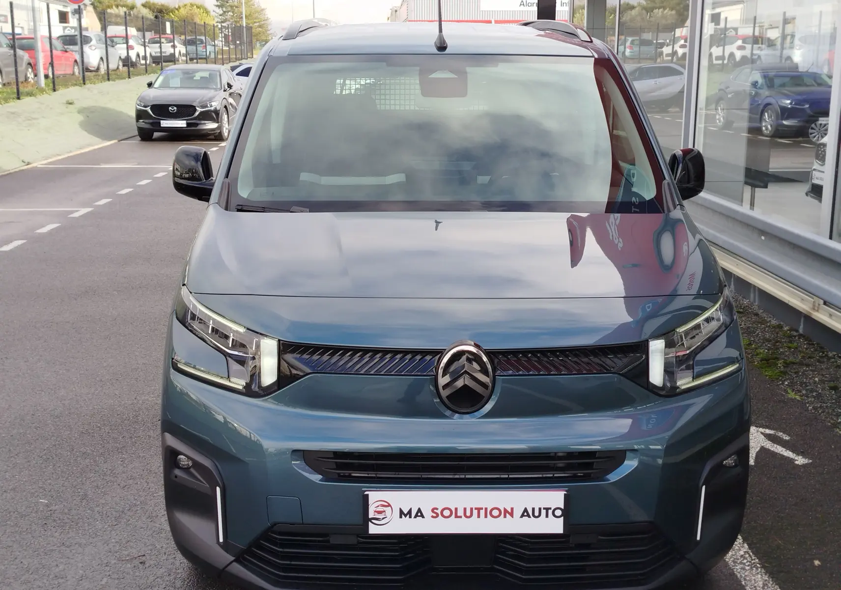 Vue de face du Citroën Berlingo 2025 en bleu Kiarma, avec calandre moderne et phares LED distinctifs.