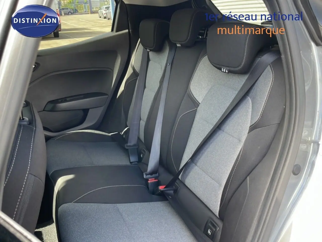 Vue intérieure côté droit des sièges arrière en tissu gris et noir d'une Renault Clio 2025 gris schiste métal.