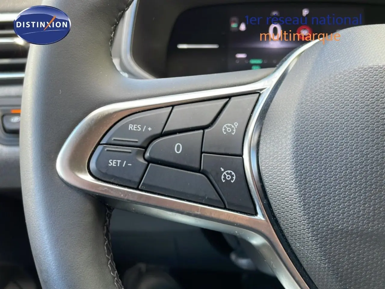 Gros plan sur les commandes de régulateur de vitesse au volant d’une Renault Clio 2025, finition Evolution.