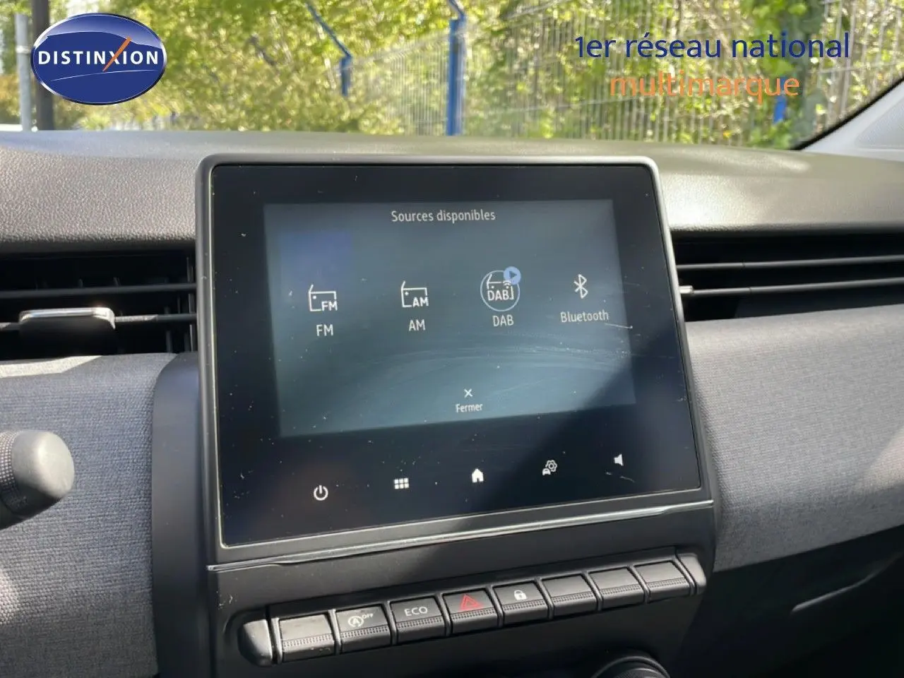 Vue intérieure centrée sur l’écran tactile multimédia de la Renault Clio gris schiste, soulignant les commandes et l’affichage digital.
