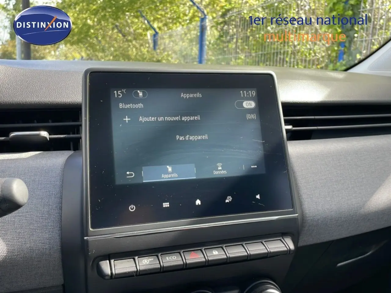 Vue rapprochée de l’écran tactile central du tableau de bord de la Renault Clio gris schiste métal 2025.