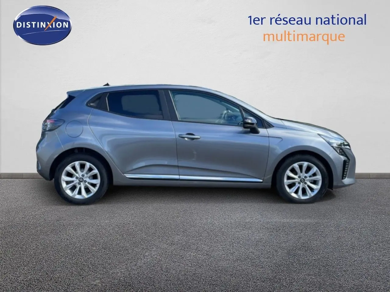 Profil droit d'une Renault Clio 2025 gris schiste métal avec jantes alliage et vitres teintées.