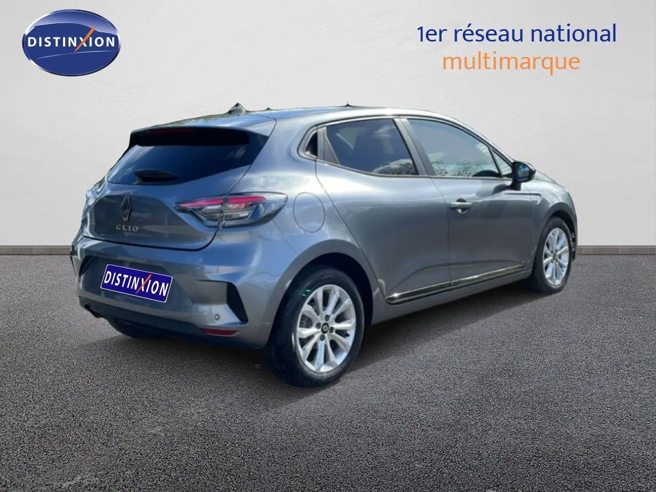 Renault Clio gris schiste métal vue 3/4 arrière droit, avec jantes alliage et feux arrière LED distinctifs.