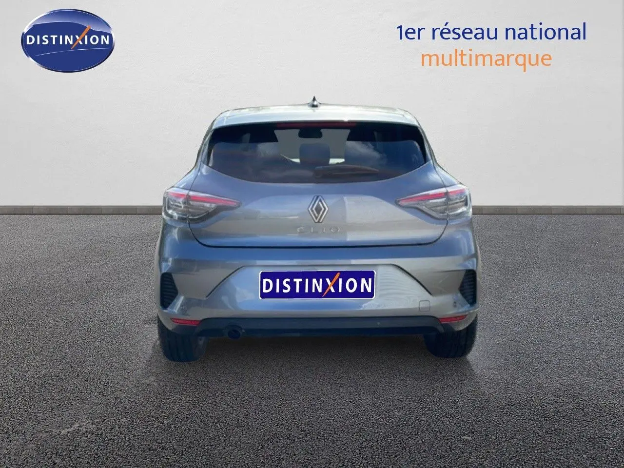 Vue arrière d'une Renault Clio 2025 gris schiste métal, avec feux LED et logo Renault bien visibles.