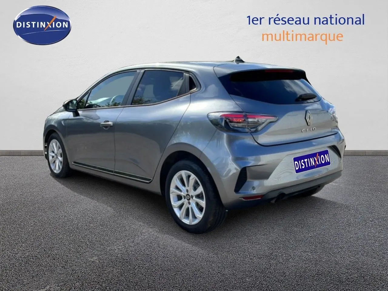Vue 3/4 arrière droite d'une Renault Clio gris schiste métal 2025 avec jantes alliage et vitres teintées.