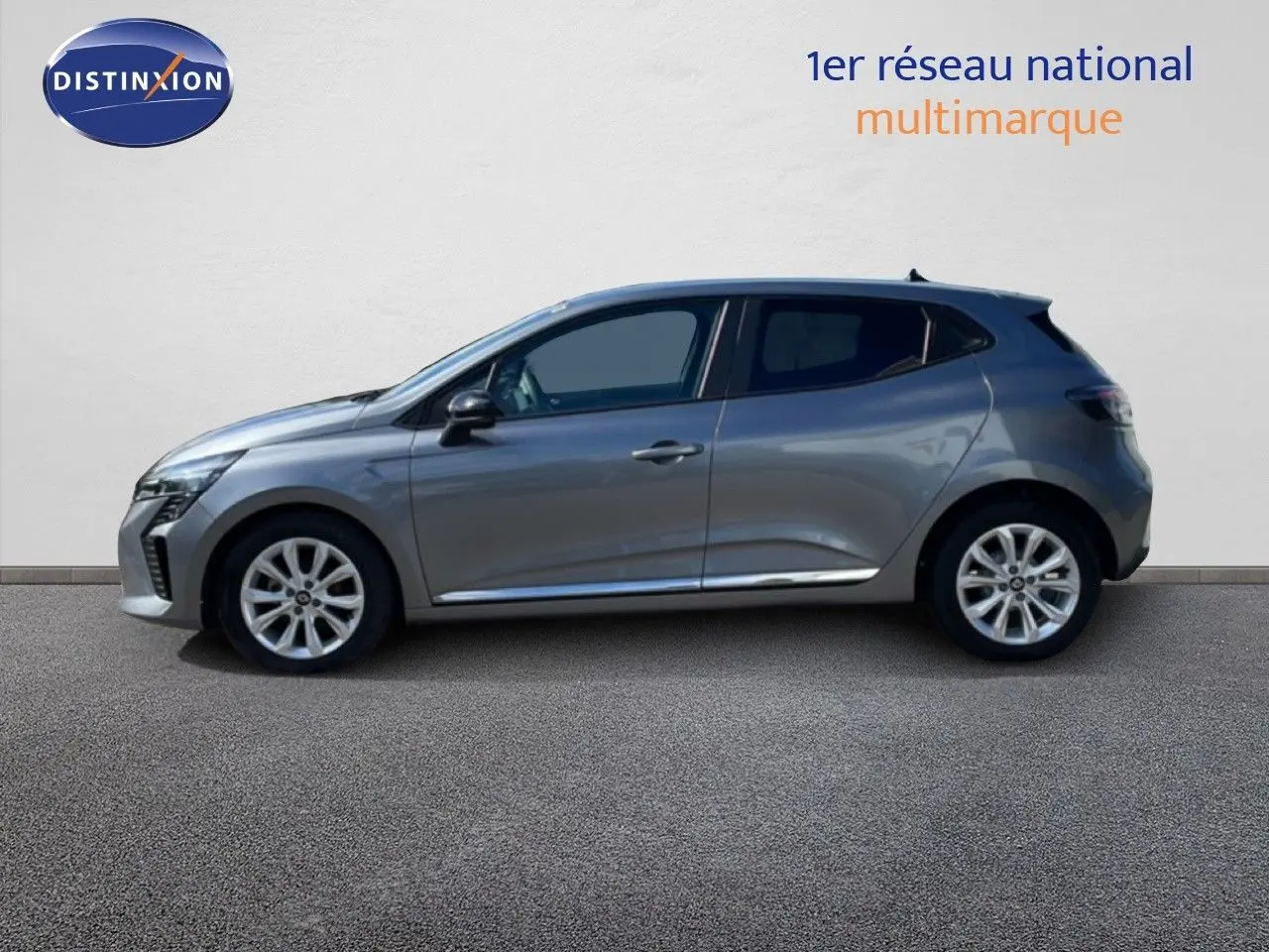 Profil côté gauche de la Renault Clio gris schiste métal 2025, compacte avec jantes alliage et lignes modernes.