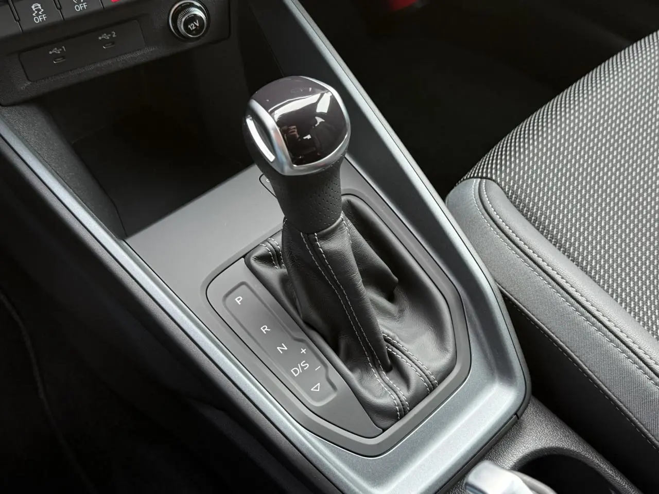 Le levier de vitesses automatique en cuir noir avec surpiqûres blanches de l'Audi A1 Sportback 30 TFSI.