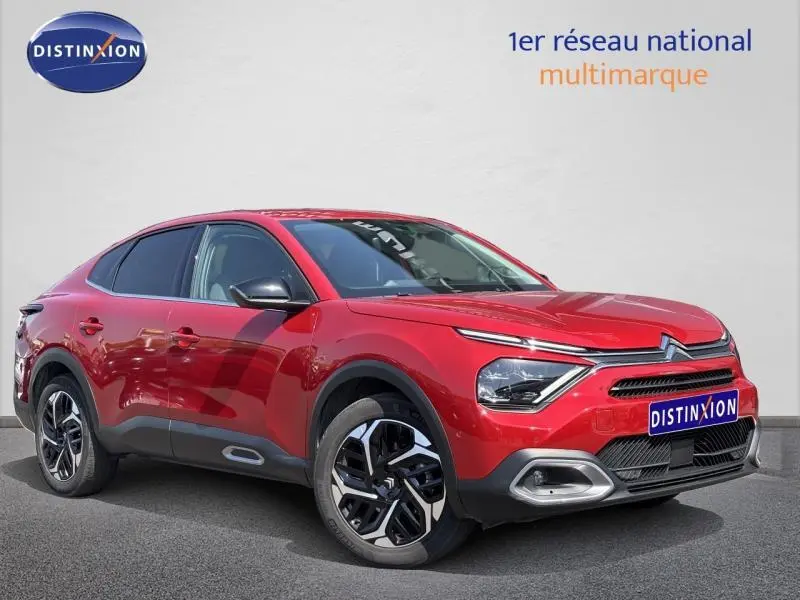 Citroën C4 X rouge Elixir vue 3/4 avant droit avec jantes alliage et signature lumineuse LED distinctive.