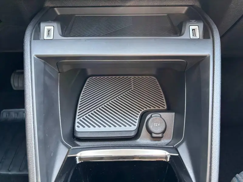 Gros plan sur la console centrale du Citroën C4 X 2024, avec prise 12V et ports USB visibles.