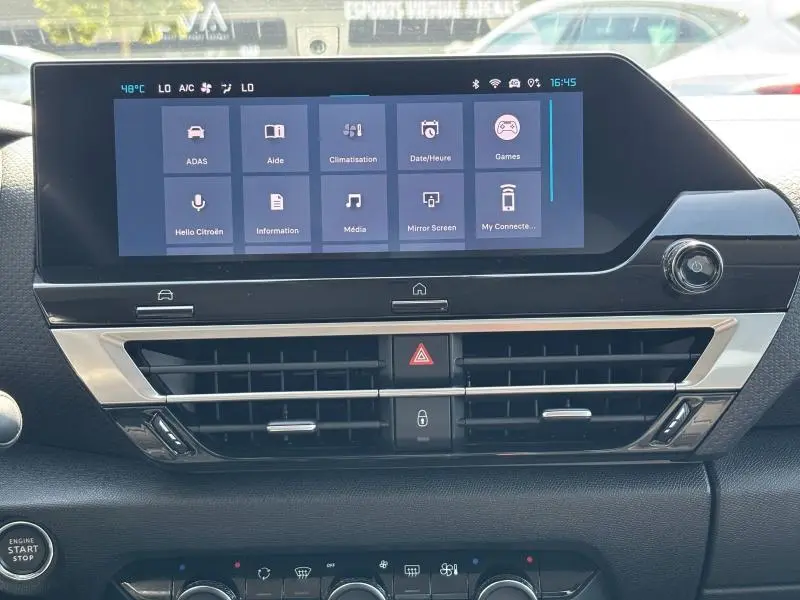 Écran tactile central affichant les options multimédia et climatisation dans le tableau de bord d'une Citroën C4 X 2024.