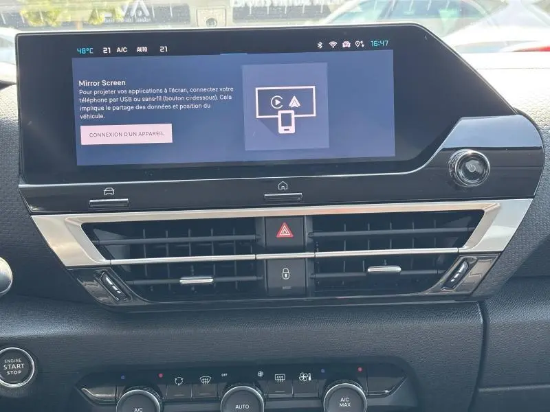 Tableau de bord de la Citroën C4 X 2024 avec écran tactile affichant Mirror Screen et commandes de climatisation visibles