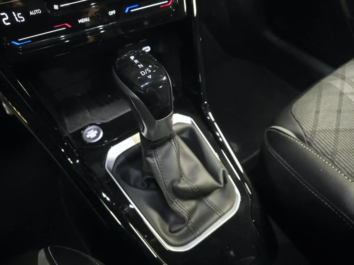 Gros plan sur la commande de boîte automatique noire dans l’habitacle du Volkswagen T-Roc 1.5 TSI Evo R-Line.