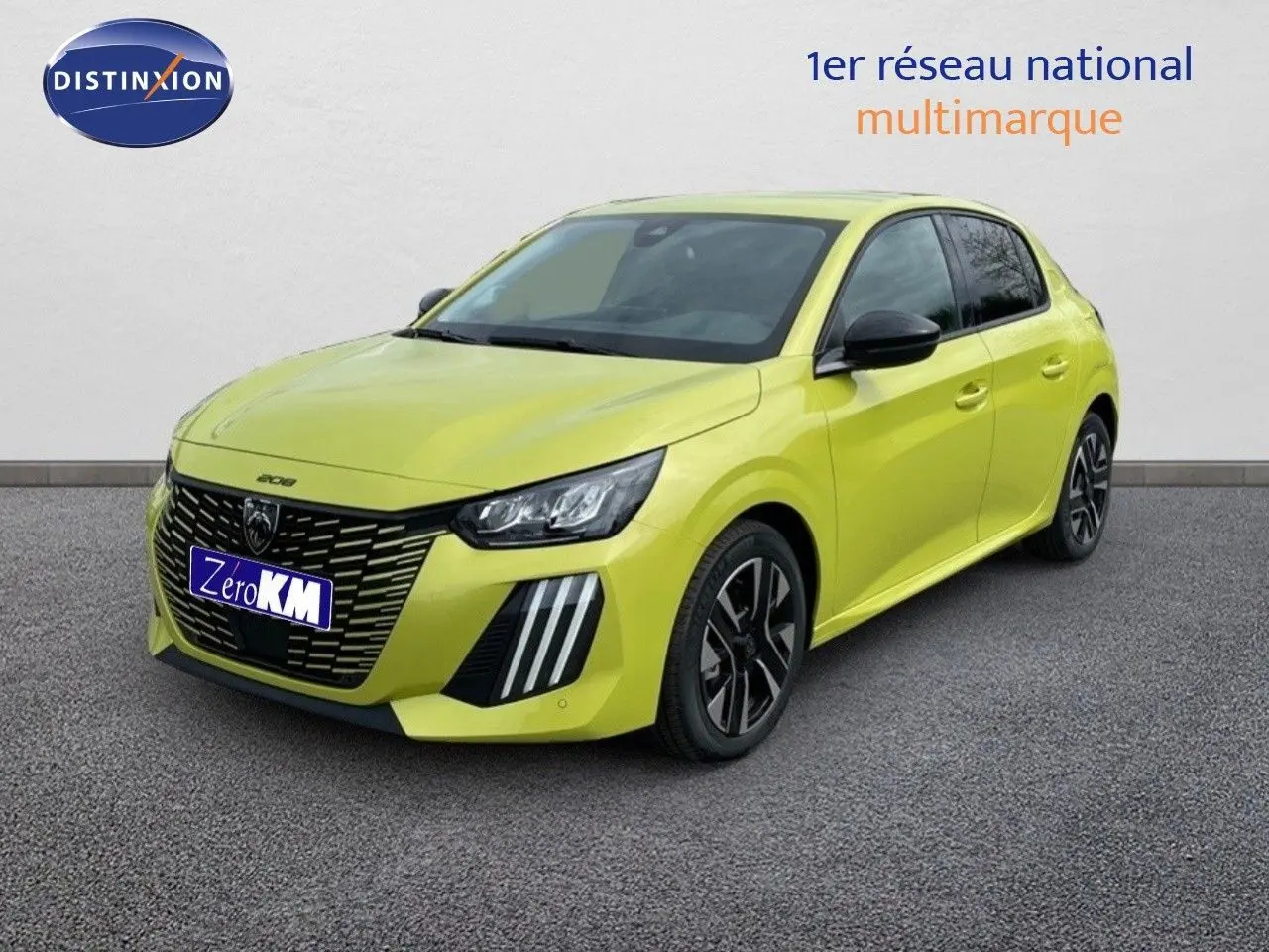 Peugeot 208 jaune Agueda Metal vue 3/4 avant droit, avec calandre noire et feux LED distinctifs.