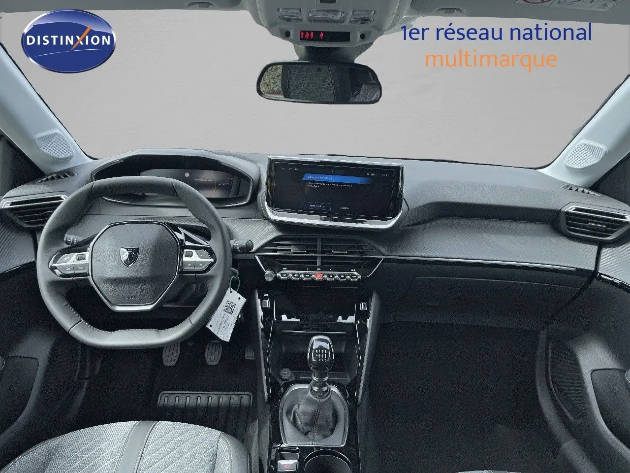 Vue intérieure avant du tableau de bord et volant de la Peugeot 208 1.2 PureTech 100ch finition Allure.