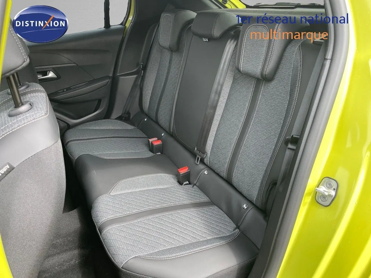 Vue intérieure côté arrière droit montrant la banquette arrière en tissu gris avec surpiqûres, porte ouverte en jaune Agueda Metal.