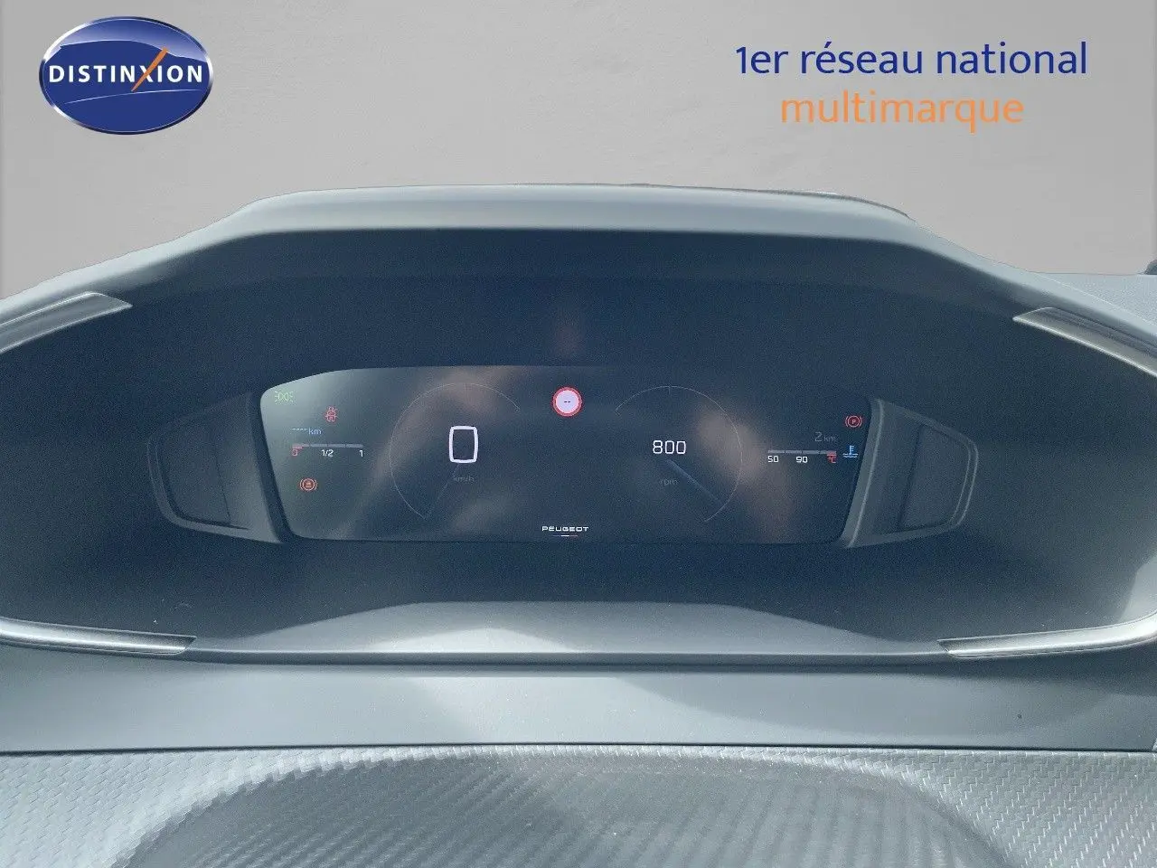 Vue rapprochée du tableau de bord numérique de la Peugeot 208 1.2 PureTech 100ch Allure, affichage digital moderne.