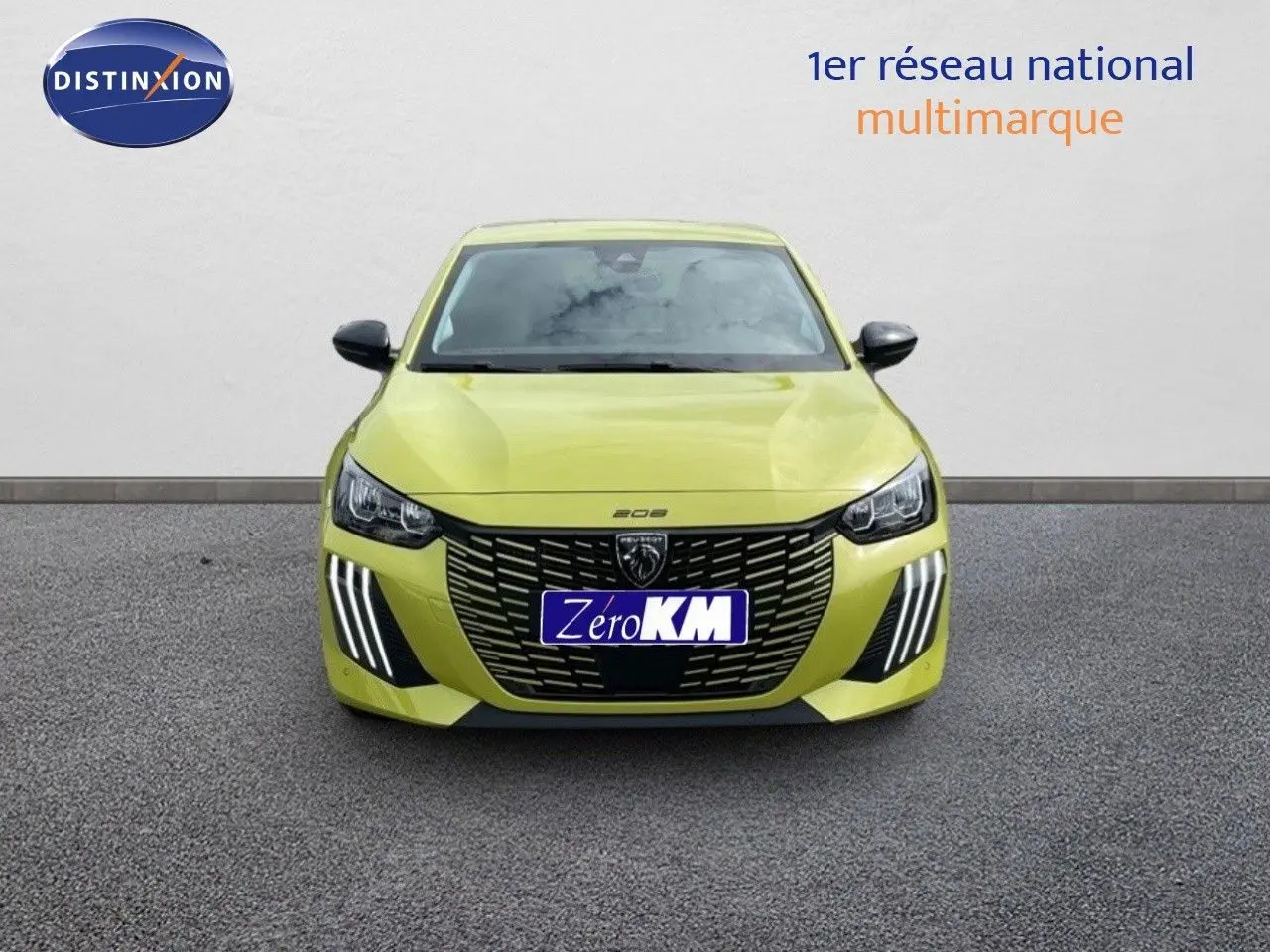 Peugeot 208 jaune Agueda Metal vue de face, avec calandre noire et feux LED verticaux distinctifs.