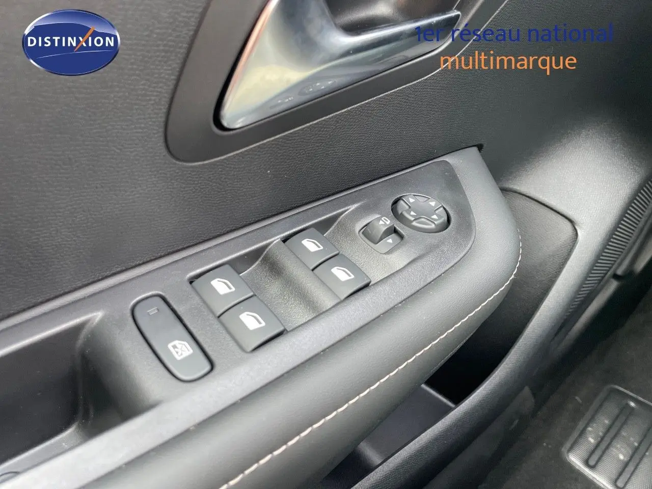 Gros plan sur la commande des vitres électriques côté gauche intérieur d'une Peugeot 208 2025 finition Allure.