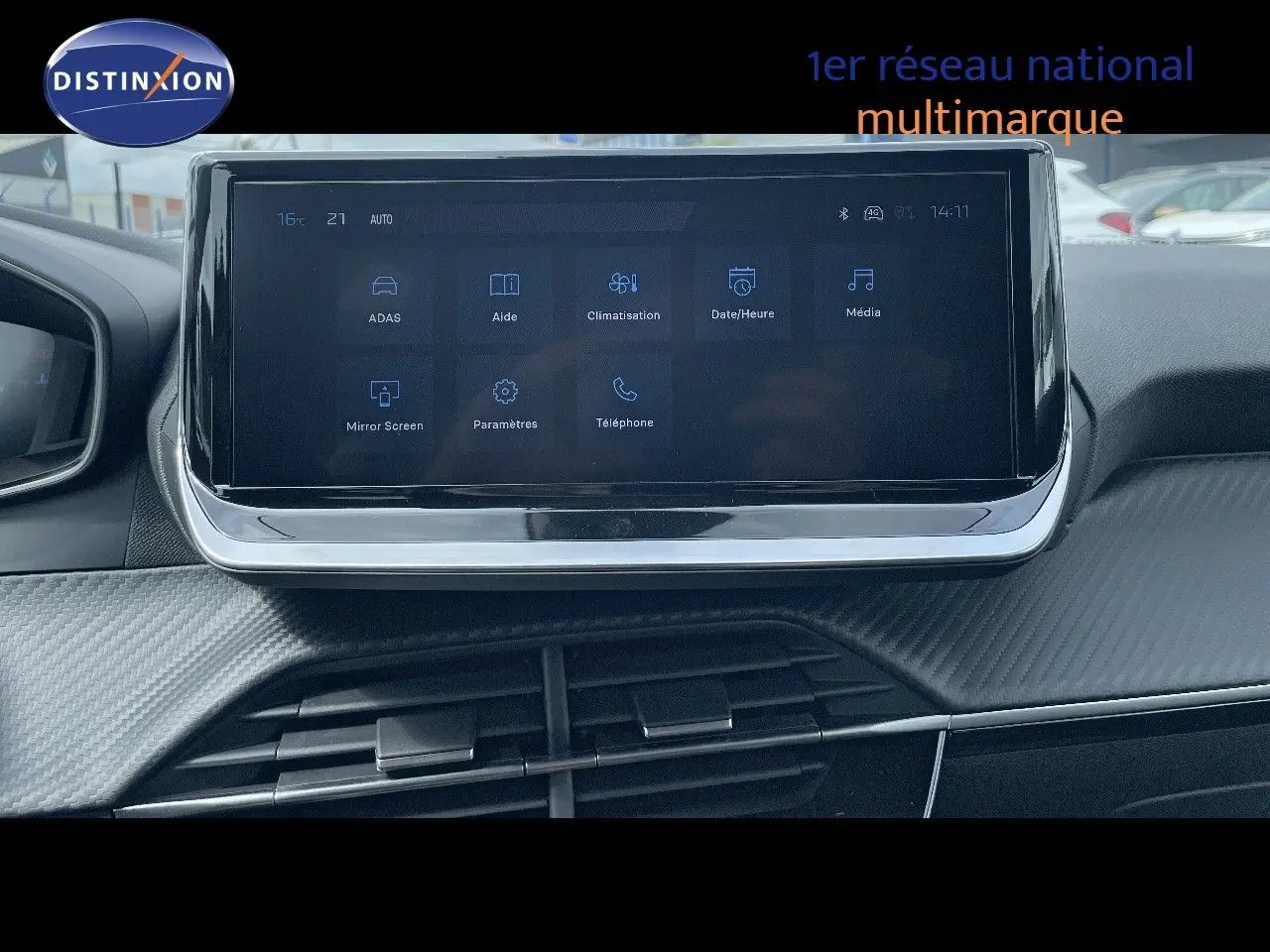 Écran tactile central du tableau de bord de la Peugeot 208 2025, avec interface numérique et finition noire.