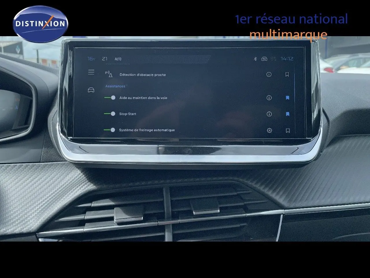 Écran tactile central du tableau de bord de la Peugeot 208 2025, affichant les aides à la conduite.