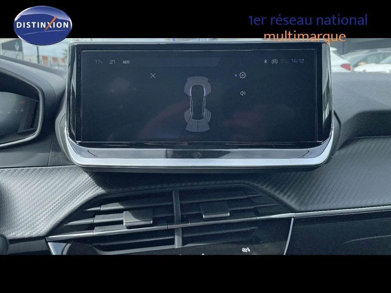 Vue intérieure centrée sur l'écran tactile du tableau de bord de la Peugeot 208 jaune Agueda Metal, version 2025.