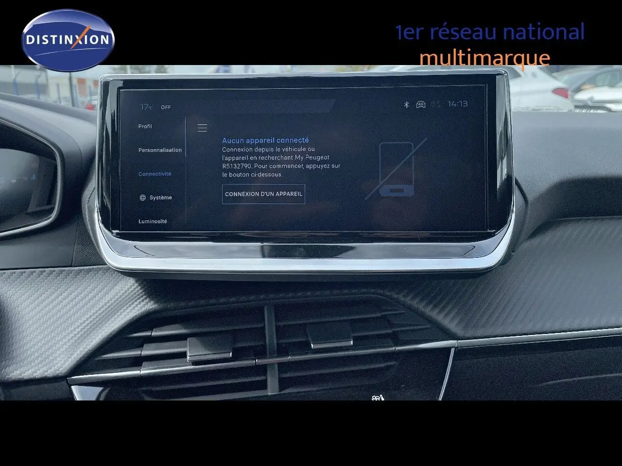 Écran tactile central du tableau de bord de la Peugeot 208 2025, affichant la connexion d'appareil non établie.