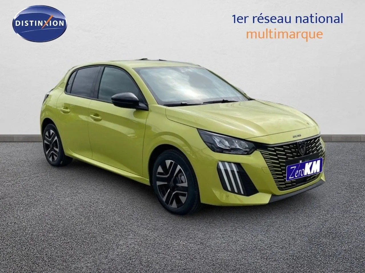 Peugeot 208 jaune Agueda métal vue 3/4 avant droit avec calandre distinctive et phares LED marqués.