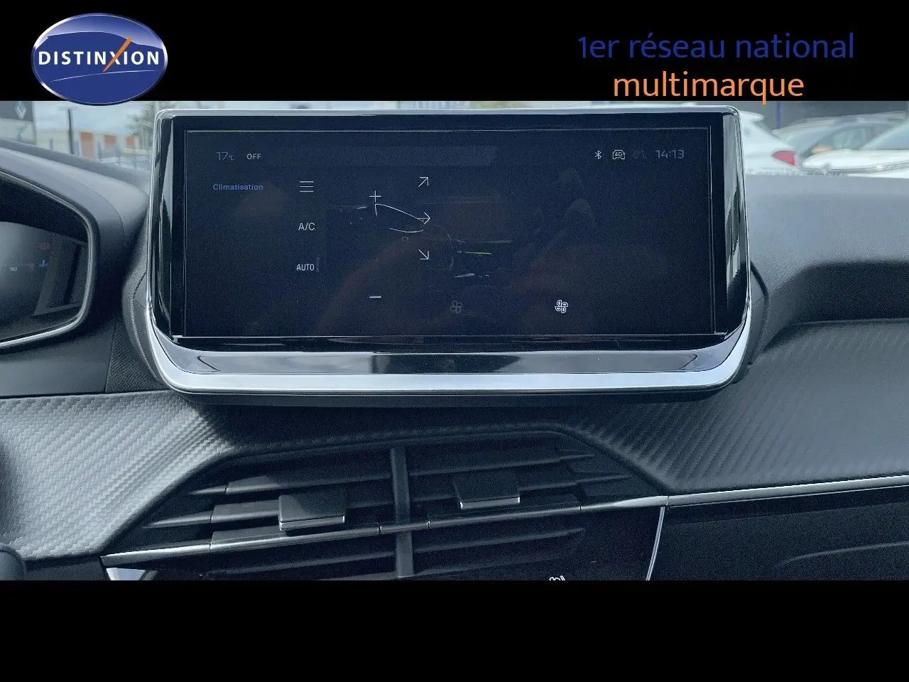 Vue rapprochée de l'écran tactile central du tableau de bord de la Peugeot 208 jaune Agueda Metal.