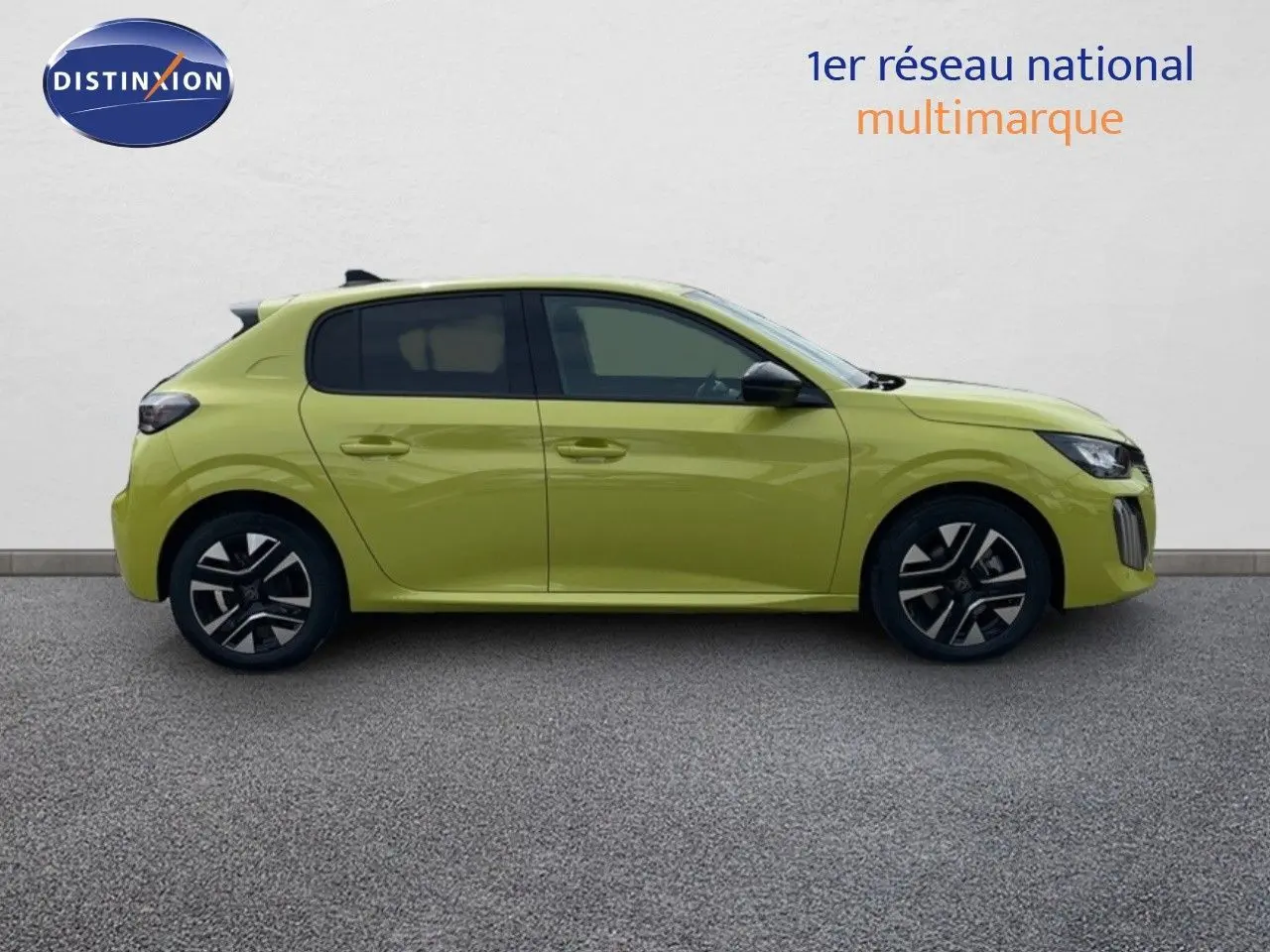 Profil droit d'une Peugeot 208 1.2 PureTech 100ch Allure 2025 en jaune Agueda métal avec jantes noires et grises.