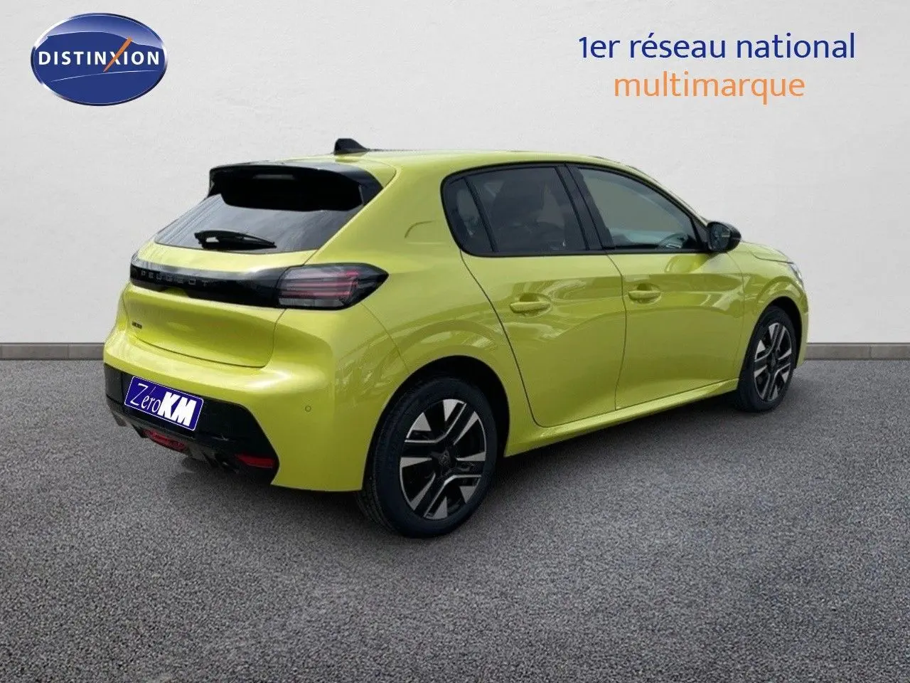 Vue 3/4 arrière droite d'une Peugeot 208 jaune Agueda Métal avec jantes alliage et feux arrière LED foncés.