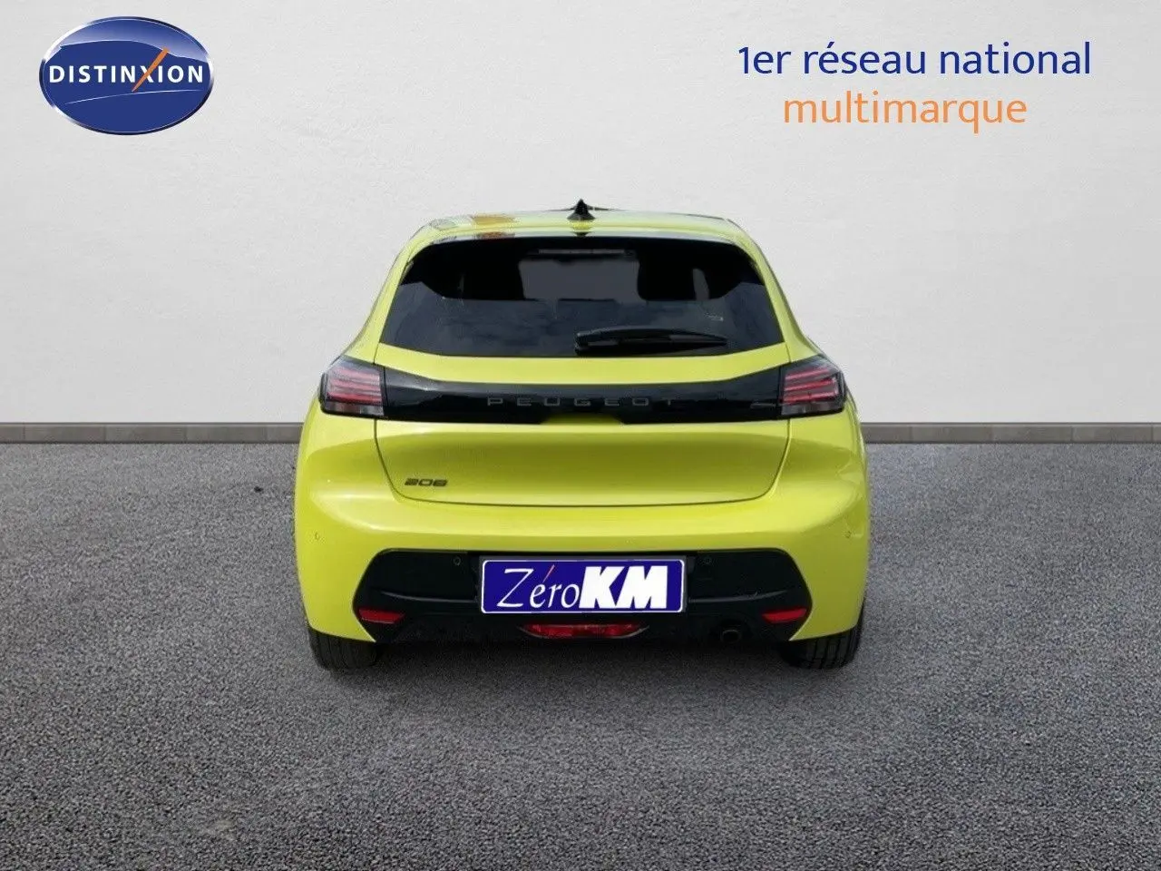 Vue arrière d'une Peugeot 208 jaune Agueda Métal 2025 avec feux LED et hayon noir brillant.