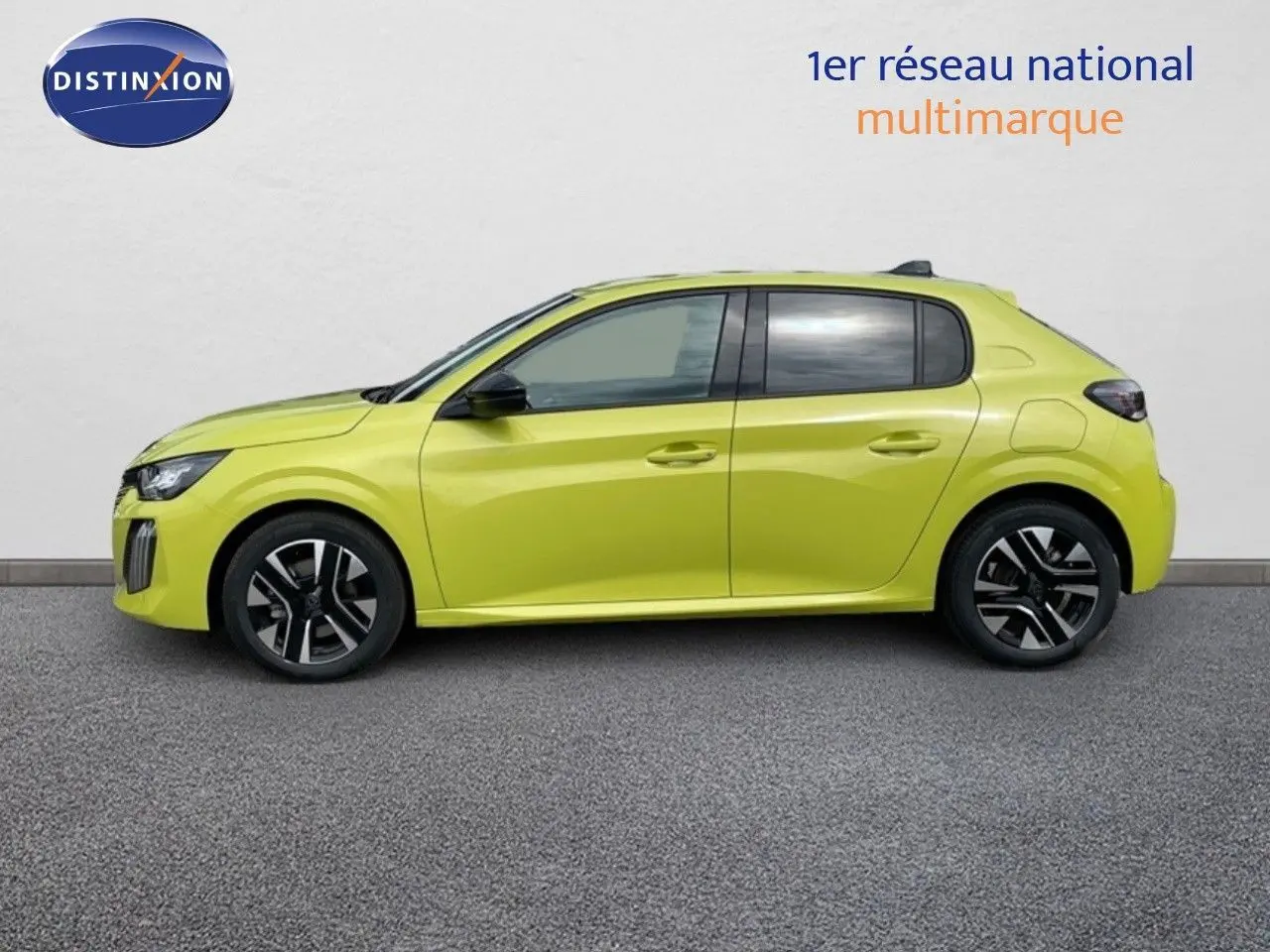 Profil côté gauche d'une Peugeot 208 jaune Agueda Metal 2025, avec jantes noires et toit noir contrastant.