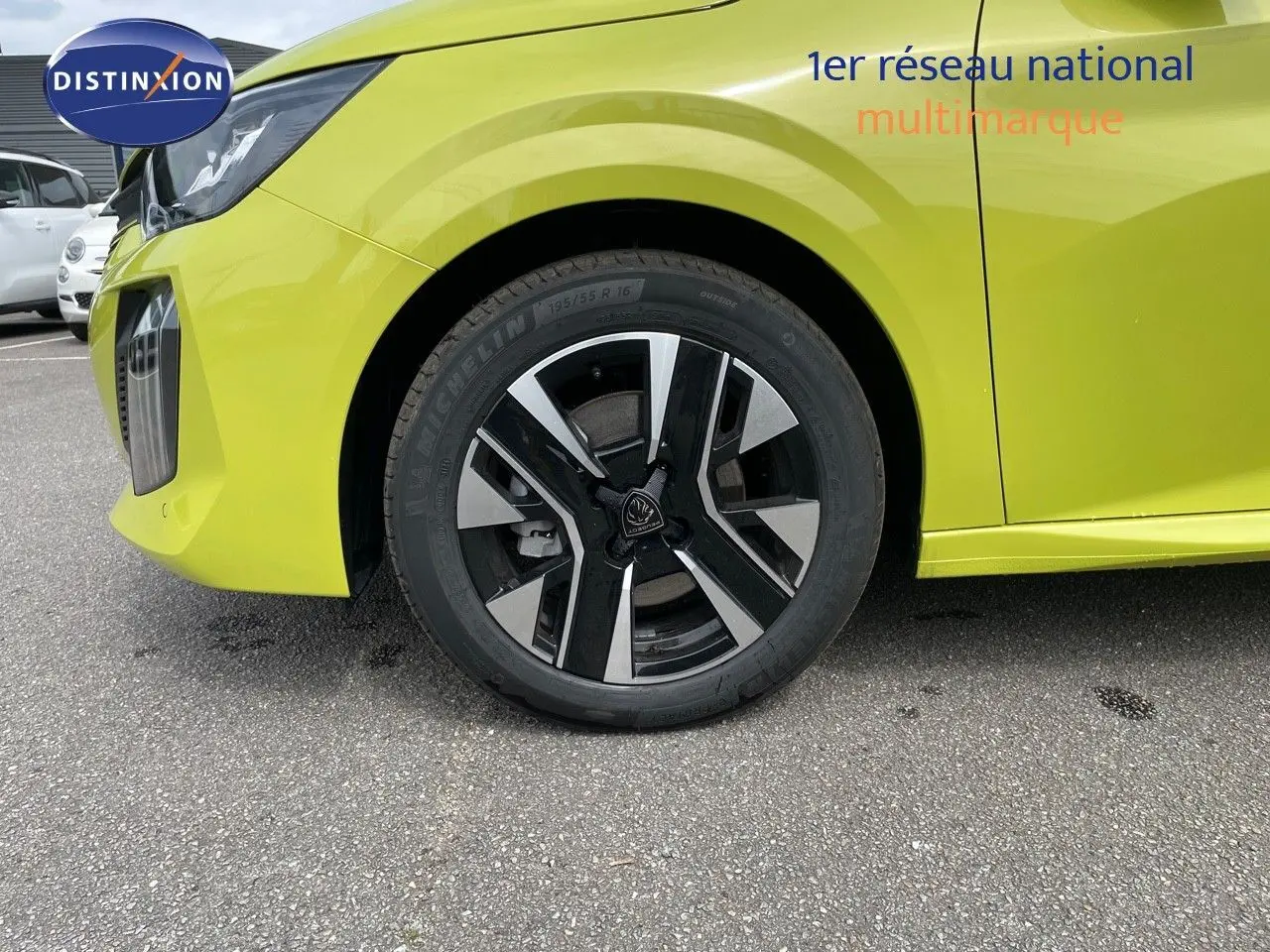 Gros plan sur la roue avant gauche et l’aile d’une Peugeot 208 jaune Agueda Metal, version 2025.