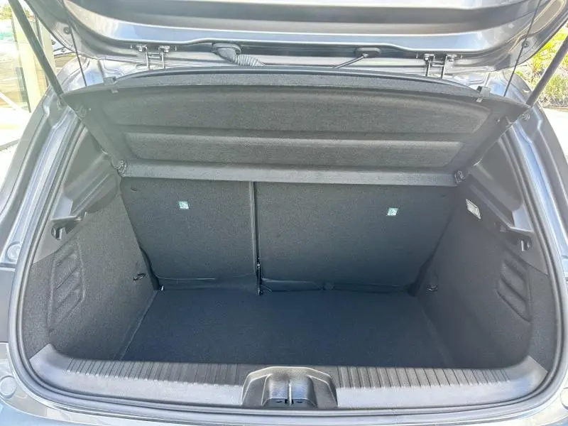 Coffre ouvert vu de l'arrière d'une Renault Clio Gris Rafale 2025, montrant l'espace de chargement et la tablette cache-bagages.